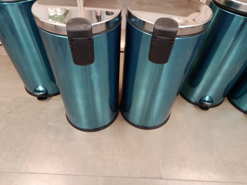 ENYHÉN SÉRÜLT Rozsdamentes acél pedálos szemetes, kivehető műanyag vödörrel, 40L, fényes